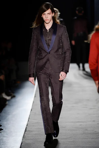 Look 10